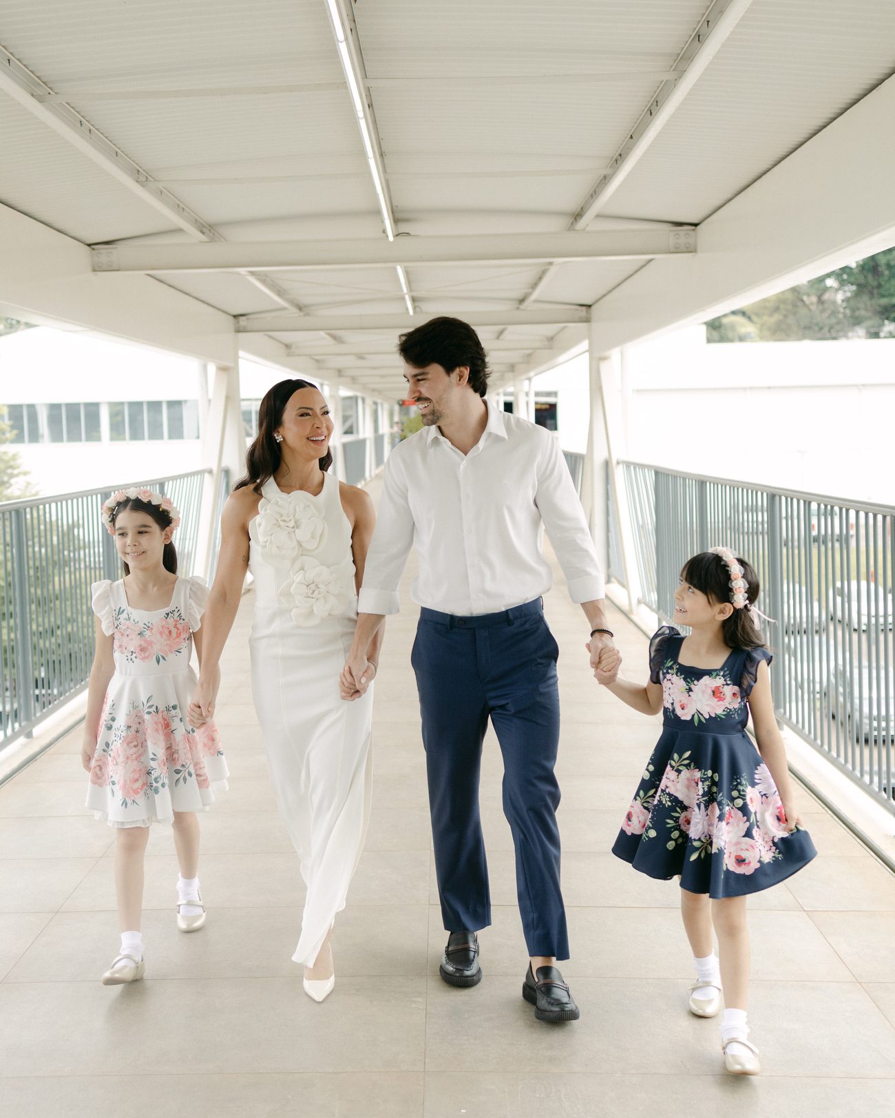 Thascya caminhando com a família