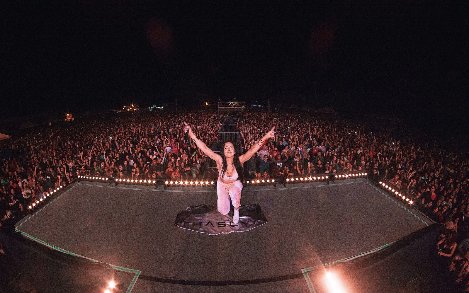 Thascya em apresentação ao vivo, imagem 1 de 8