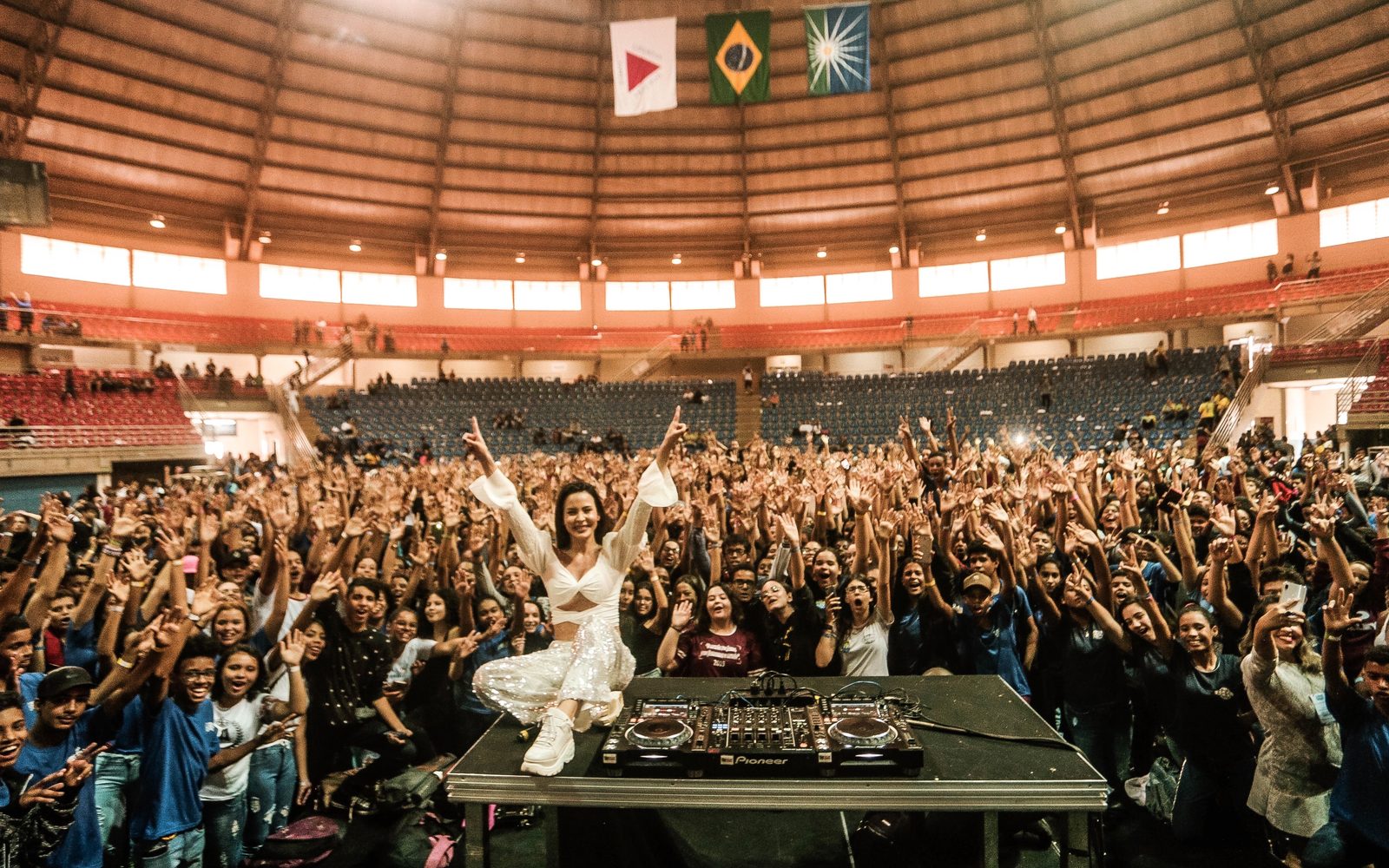 Thascya em apresentação ao vivo, imagem 2 de 8