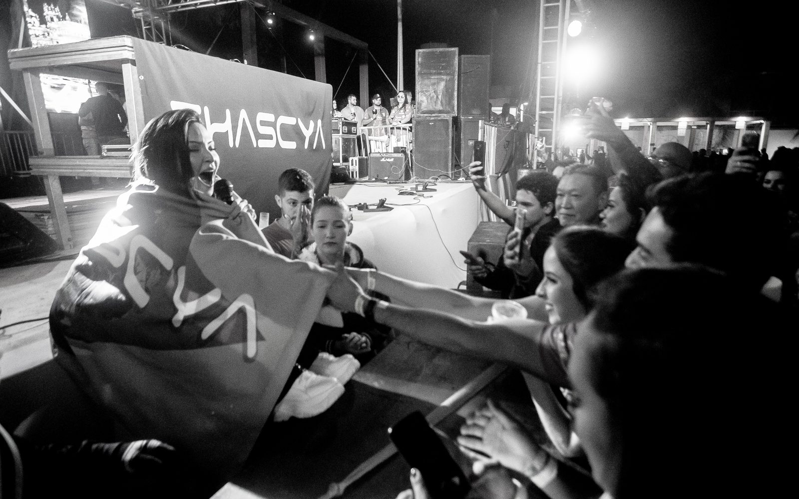 Thascya em apresentação ao vivo, imagem 5 de 8