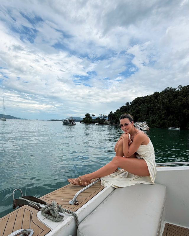 Thascya durante uma viagem de barco